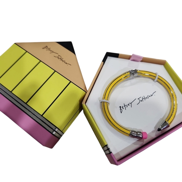 ✏️🔹️Betsey Johnson🔹️ Yellow Pencil Hinge Detail Bracelet ✨️✏️✨️ - Picture 1 of 7